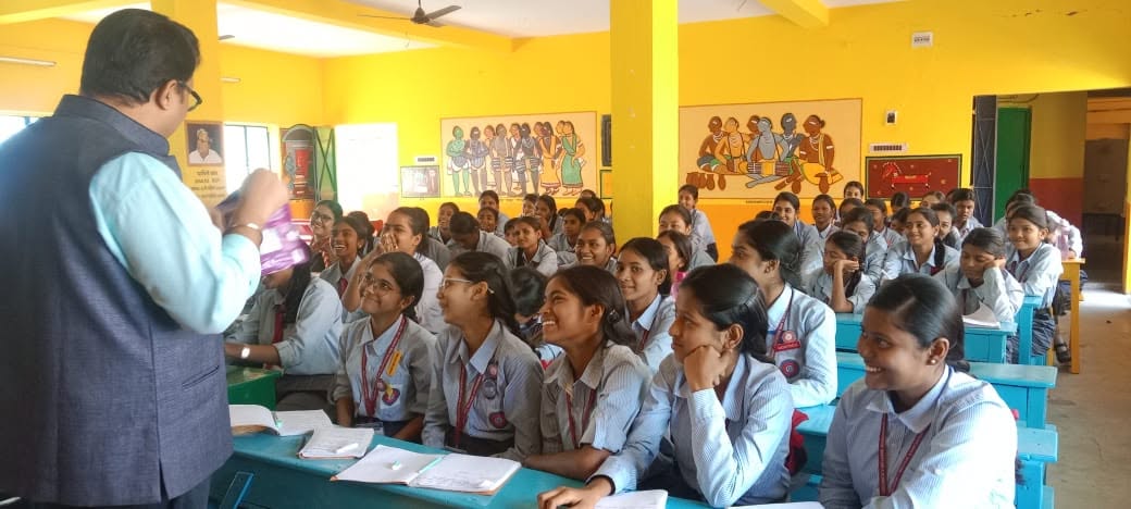 Interactive classroom workshop with school students